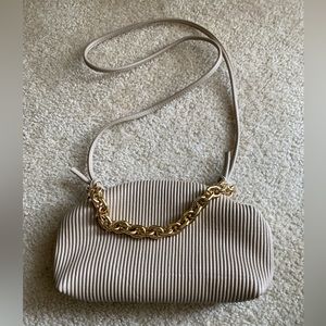 NWOT Vici Barcelona crossbody chain pouch bag Natural